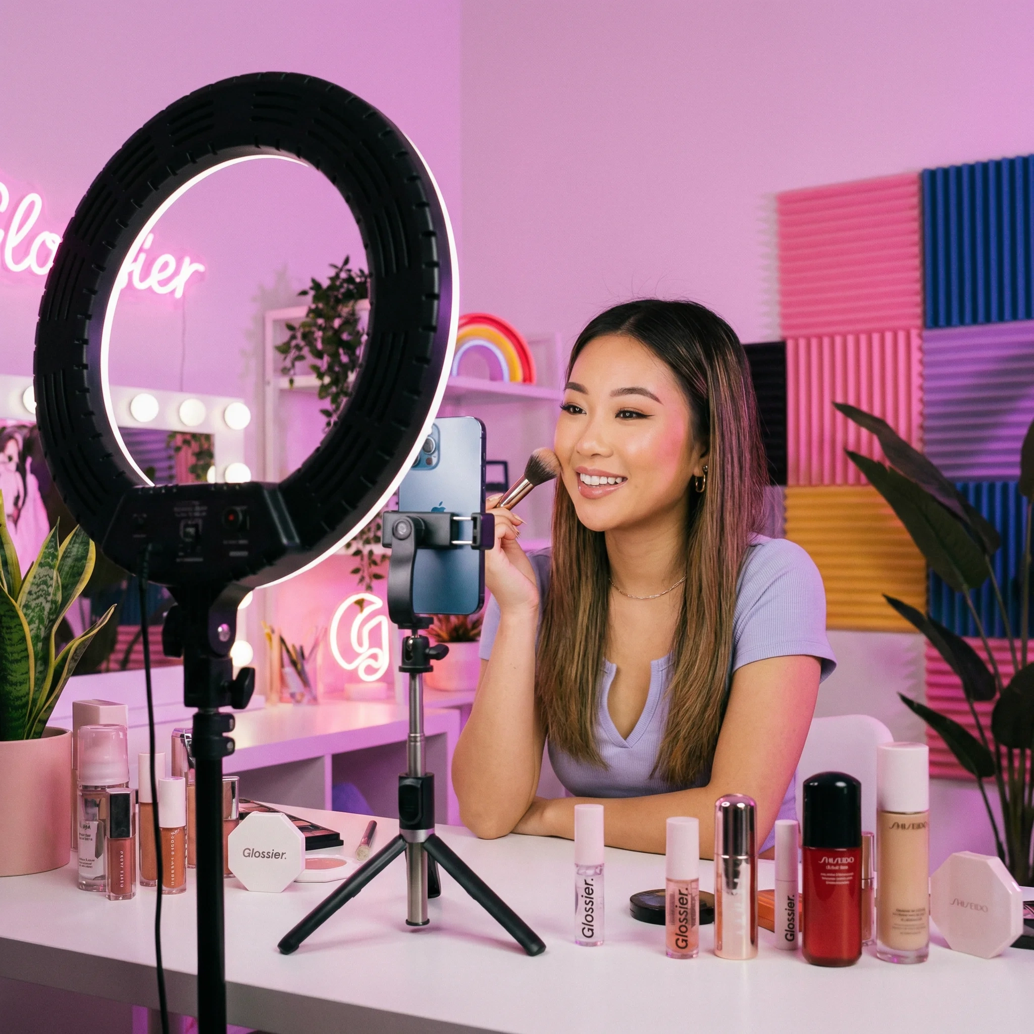 少妇视频签约美妆达人小美在专业工作室拍摄美妆教程